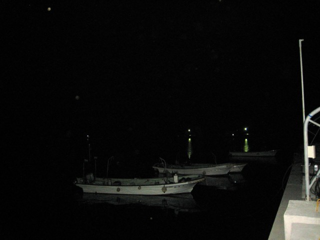 漁港と常夜灯