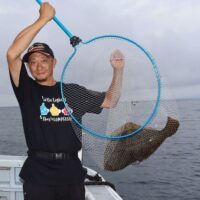 秋の盛期で喰い活発な鳥の海沖の船ヒラメ